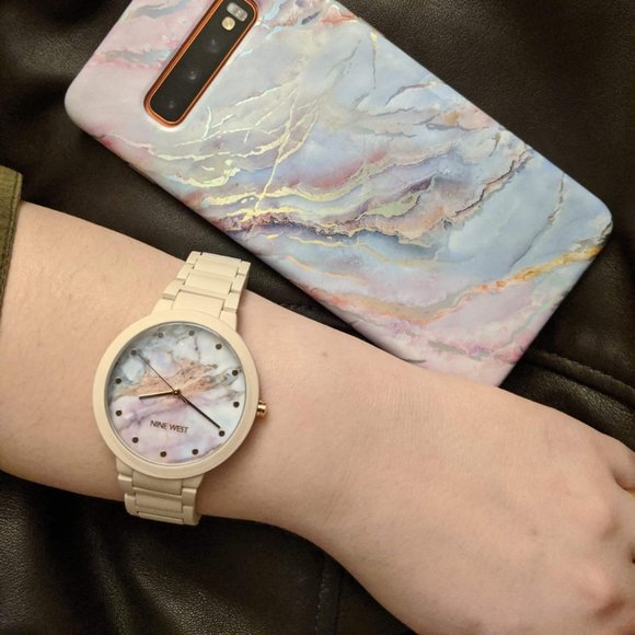 Women's Quartz Not Water Resistant Rubberized Bracelet Watch - Picture 5 of 6